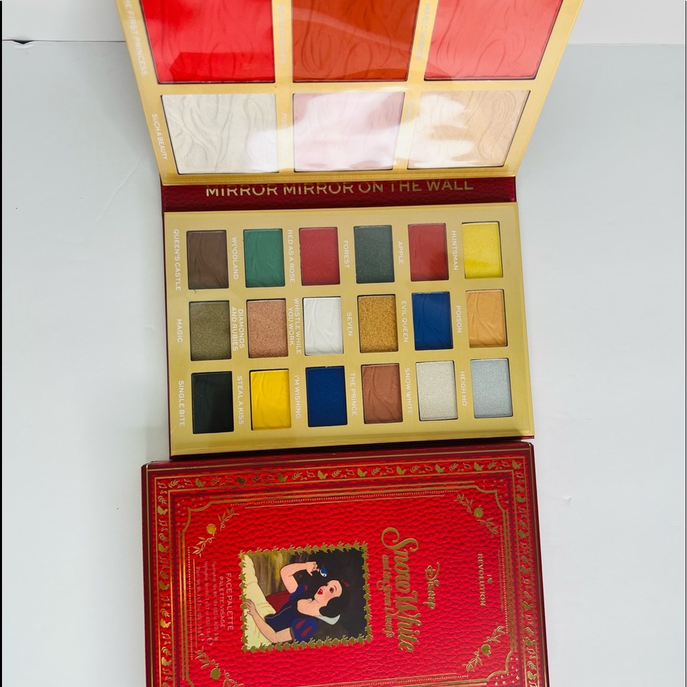 I love Revolution SNOW WHITE Palette (BLUSH , EYESHADOW & HIGHLIGHT).